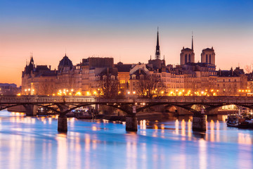 Fototapeta na wymiar Sunrise near the Pont des arts in Paris, France