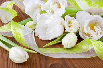 Obraz na płótnie Canvas White tulips and green decoration