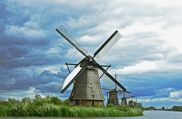 Fototapeta na wymiar Kinderijk Molenwaard Netherlands..wind mill with river and green grass for wallpaper and postcard.