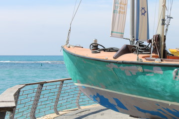 Un bâteau au sec sur le port de Tel-Aviv - Jaffa