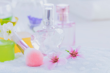 Obraz na płótnie Canvas ビューティケア用品　石鹸とチークブラシと桃の花