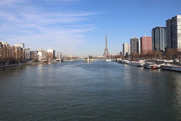Fototapeta na wymiar La Seine et la Tour Eiffel à Paris