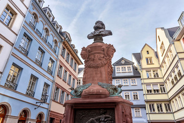 Obraz premium Der Stoltze-Brunnen auf dem Hühnermarkt in der neuen Frankfurter Altstadt
