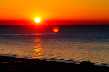Fototapeta na wymiar The sun rises (sunrise) over the sea, early morning