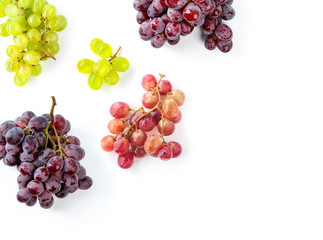 Obraz premium Layout with various fresh bunches of grapes isolated on white background with copy space