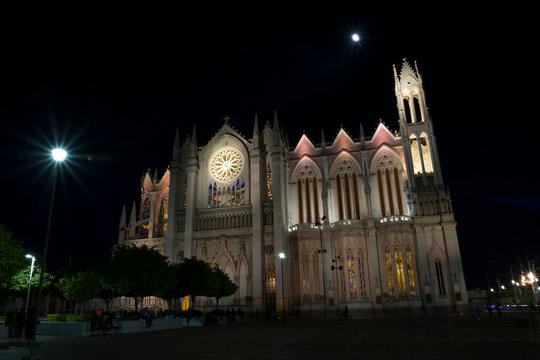 Templo expiatorio de noche le&oacute;n guanajuato m&eacute;xico.