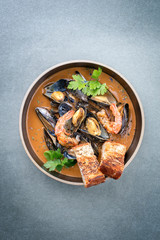 Traditioneller französisch korsischer Meeresfrüchte Eintopf mit Garnelen und Muscheln in einer Modern Design Schale mit Textfreiraum