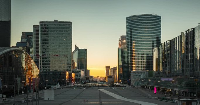 Lever du soleil sur la Défense Paris