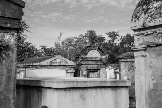 Walking Around Lafayette Cemetery No 1 In New Orleans (USA)