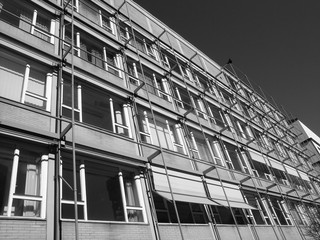 Markisen und Jalousien als Sonnenschutz an der Fassade eines Bürogebäude der Goethe Universität...