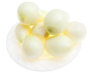 Obraz na płótnie Canvas Peeled onions in a plate on a white background