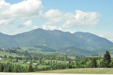 vu sur les campagnes avec montagnes à l'horizon