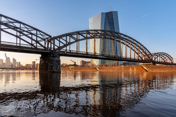 Fototapeta na wymiar Detschherrnbrücke mit Neubau der Europäischen Zentralbank in Frankfurt am Main