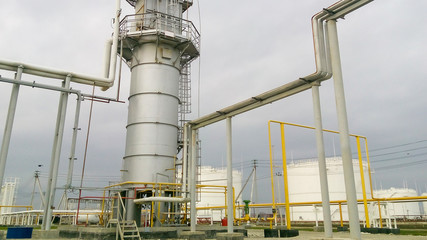 Furnace for heating oil at the refinery