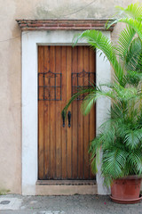 Fototapeta na wymiar Maison Coloniale Porte
