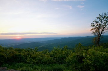 Obraz premium Shenandoah National Park Sun Set over mountains and rolling hills