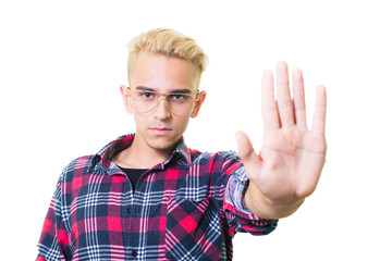 Naklejka premium guy in shirt shows stop sign with his hand