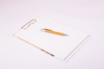 Notatnik z długopisem na białym tle