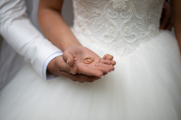 Brautpaar halten Ringe in den Händen