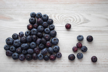 Naklejka na ściany i meble Fresh blueberry on wood background shape heart