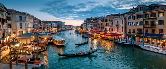Foto op Plexiglas Romantische stijl Panorama van Venetië bij nacht, Italië. Stedelijk landschap met stadslichten.