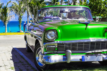 Frontansicht eines grünen amerikanischen Cabriolet Oldtimer am Strand von Varadero in Cuba - Serie Kuba Reportage