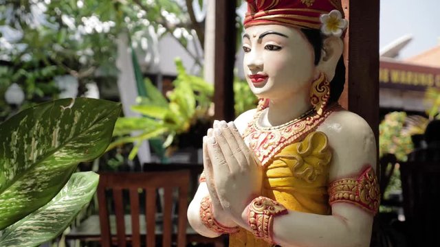 An Indonesian statue praying. 4k footage.