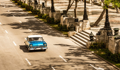 SEPIA - Amerikanischer blauer Oldtimer mit weissem Dach fährt auf der Hauptstrasse Jose Marti durch Havanna City Kuba - Serie Kuba Reportage