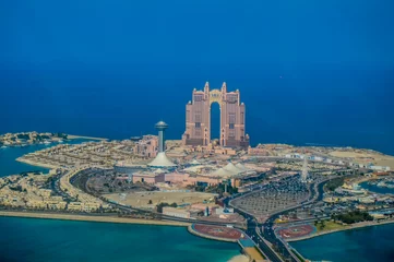 Gordijnen Vogelperspectief en drone-uitzicht vanuit de lucht op de stad Abu Dhabi vanaf het observatiedek © shams Faraz Amir
