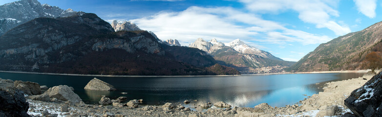 Il lago di Molveno con il gruppo di Brenta