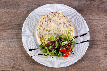 Salad with ham and cheese