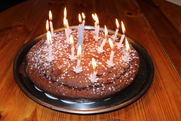GATEAU D'ANNIVERSAIRE AU CHOCOLAT AVEC 17 BOUGIES