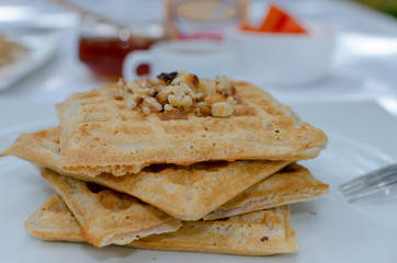 Desayuno saludable - waffles de harina del negrito, servidos con nueces, miel y café