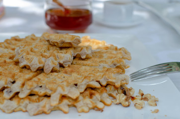 Desayuno saludable - waffles de harina del negrito, servidos con nueces, miel y café