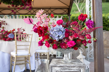 Fototapeta na wymiar Flower arrangement of bright colors in a glass vase. Wedding floristry