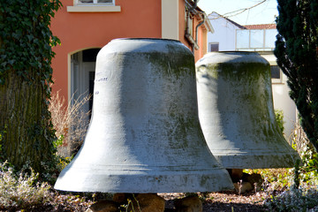 Zwei alte Glocken vor der Christophorus-Kirche in Neuenkirchen bei Melle