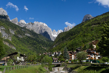 Fototapeta na wymiar Wundervoller Blick auf Molveno und die Brenta-Dolomiten 