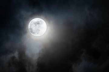 Fototapeta na wymiar Vollmond am Nachthimmel mit Wolken