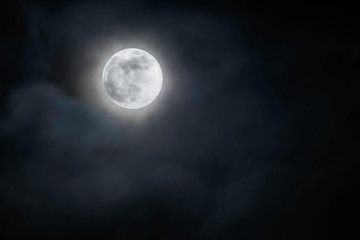 Obraz na płótnie Canvas Vollmond am Nachthimmel mit Wolken