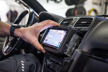 Hand mounting multimedia device in car