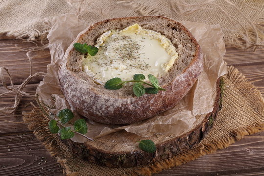 fondue in camembert bread