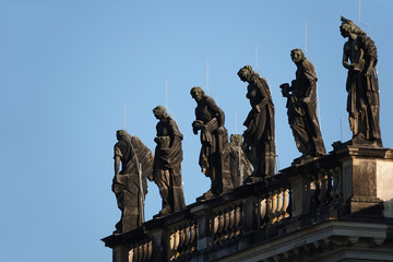 Obraz premium Statuen auf einem Dach unter blauem Himmel