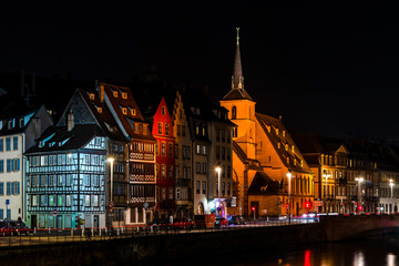 Obraz premium Saint Nicolas church in Strasbourg night view with reflections in the river Ill