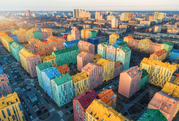 Vue aérienne des bâtiments colorés de la ville européenne au coucher du soleil. Paysage urbain avec maisons multicolores, voitures dans la rue à Kiev, Ukraine. Vue de dessus. Paysage urbain. Photo aérienne d& 39 un centre-ville