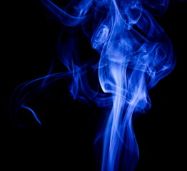 Obraz premium Blue smoke on black background