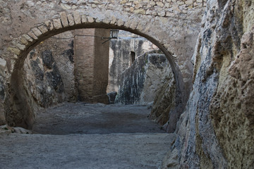 Obraz premium Pasillo viejo en el Castillo Santa Barbara de Alicante