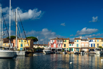 Fototapeta na wymiar Ansicht von Kanal und Booten in Port Grimaud an der Cote d´azur in der Provence Südfrankreich