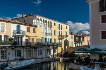 Obraz premium Panorama von Kanälen und Booten im Ferienzentrum Port Grimaud an der Cote d´azur in der Provence Südfrankreich