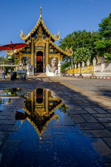 Reflets au Wat Inthakhin Sadue Mueang, Chiang Mai, Thaïlande.