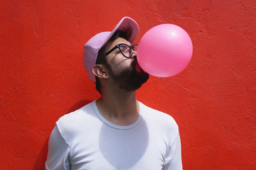 Inflando la goma de mascar o el globo6